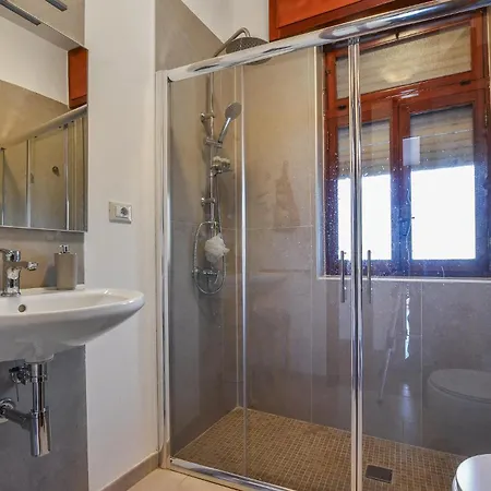 Appartement Stunning In With Kitchen Aci Castello